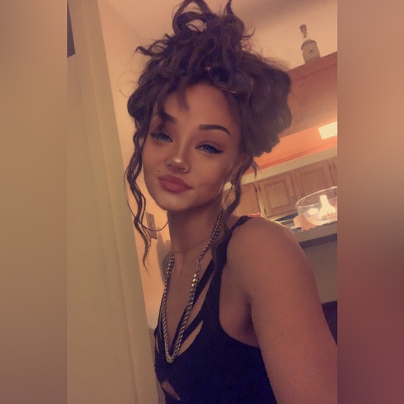 Welcome to my closet! My names D, I have SOO MUCH UNLISTED….And 🖤 trading! - Picture 3 of 12